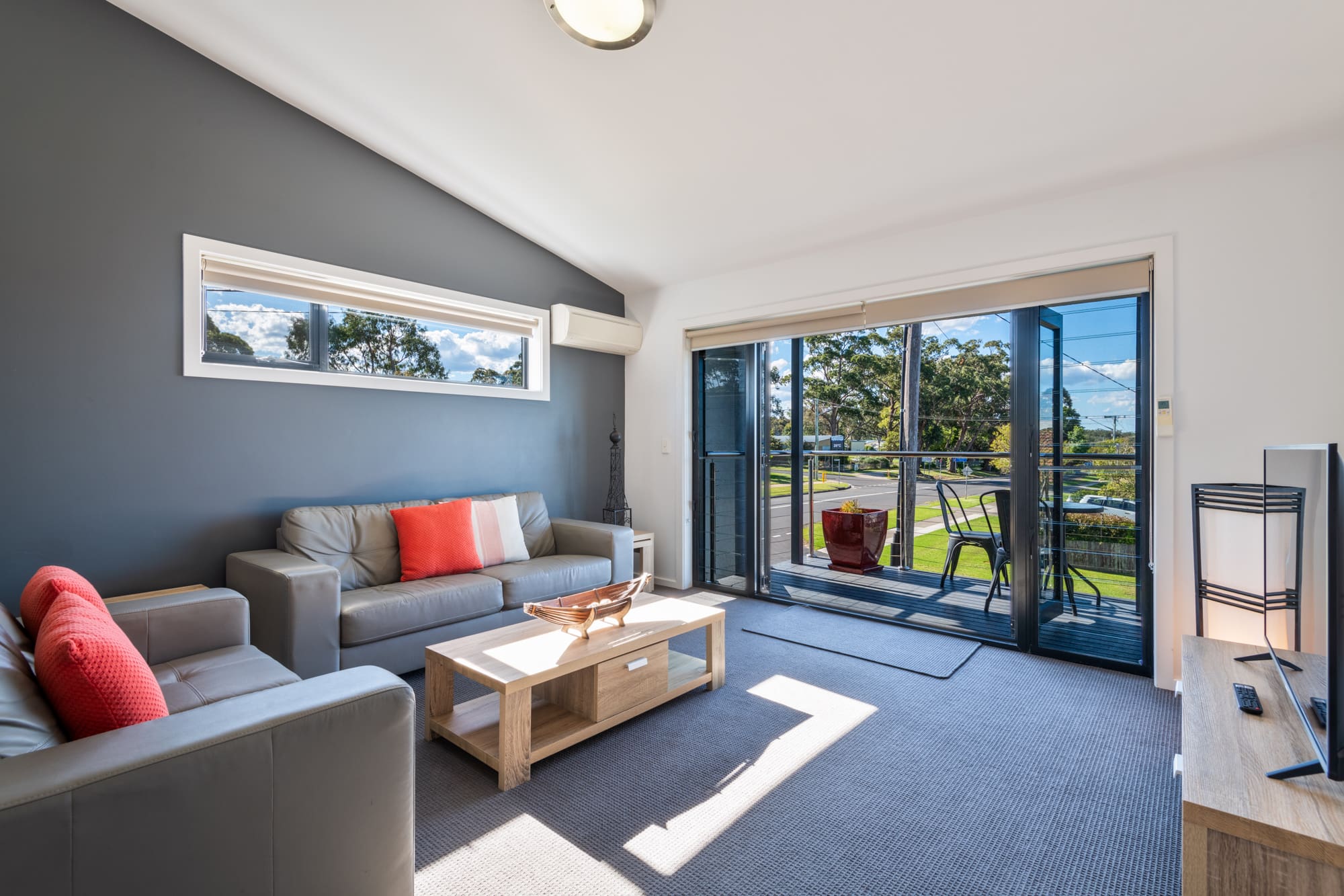 Nautilus Jervis Bay: TV room in Orion apartment accommodation in Huskisson 