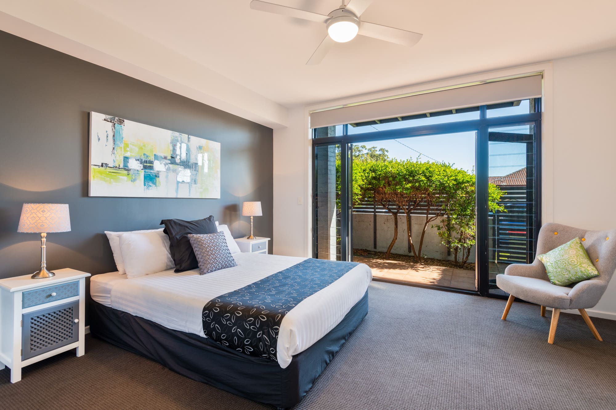 Nautilus Jervis Bay: Queen Bedroom in summercloud apartment Huskisson holiday accommodation 