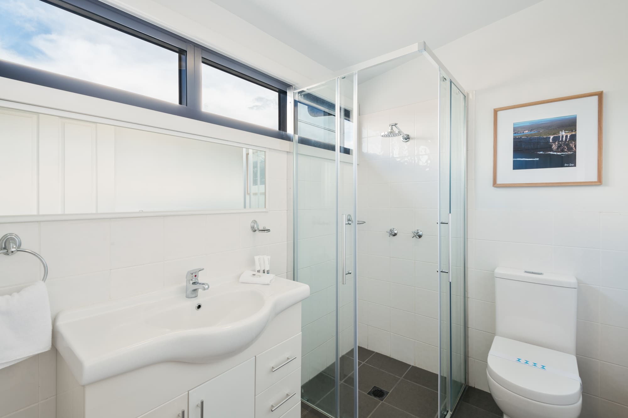 Nautilus Jervis Bay: Bathroom Shower in summercloud apartment Huskisson holiday accommodation 