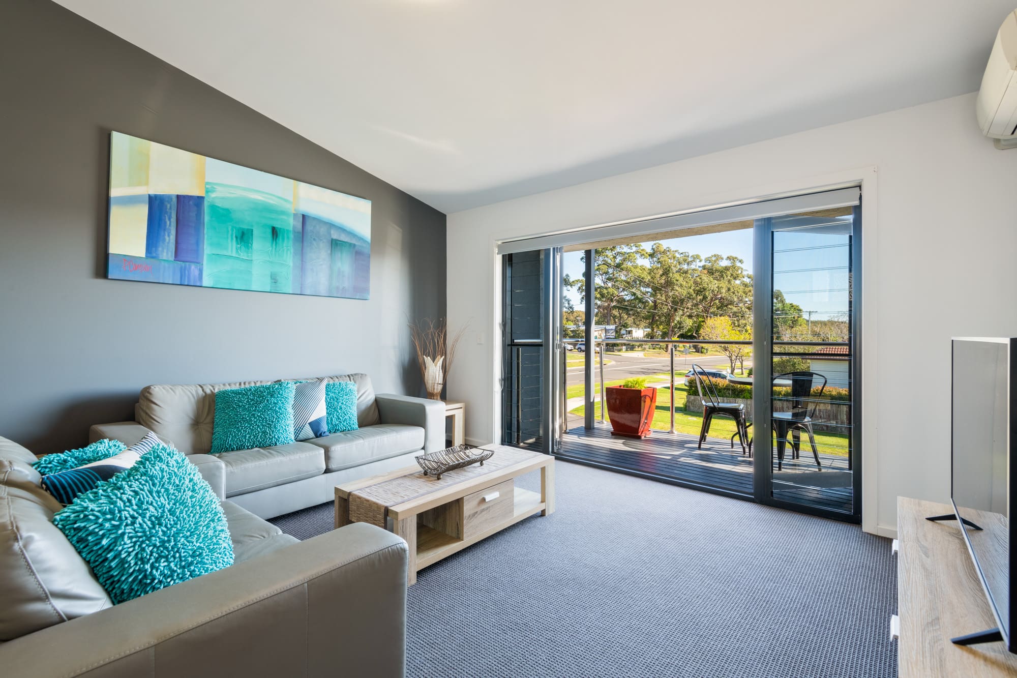 Nautilus Jervis Bay: Living room in summercloud apartment Huskisson holiday accommodation 