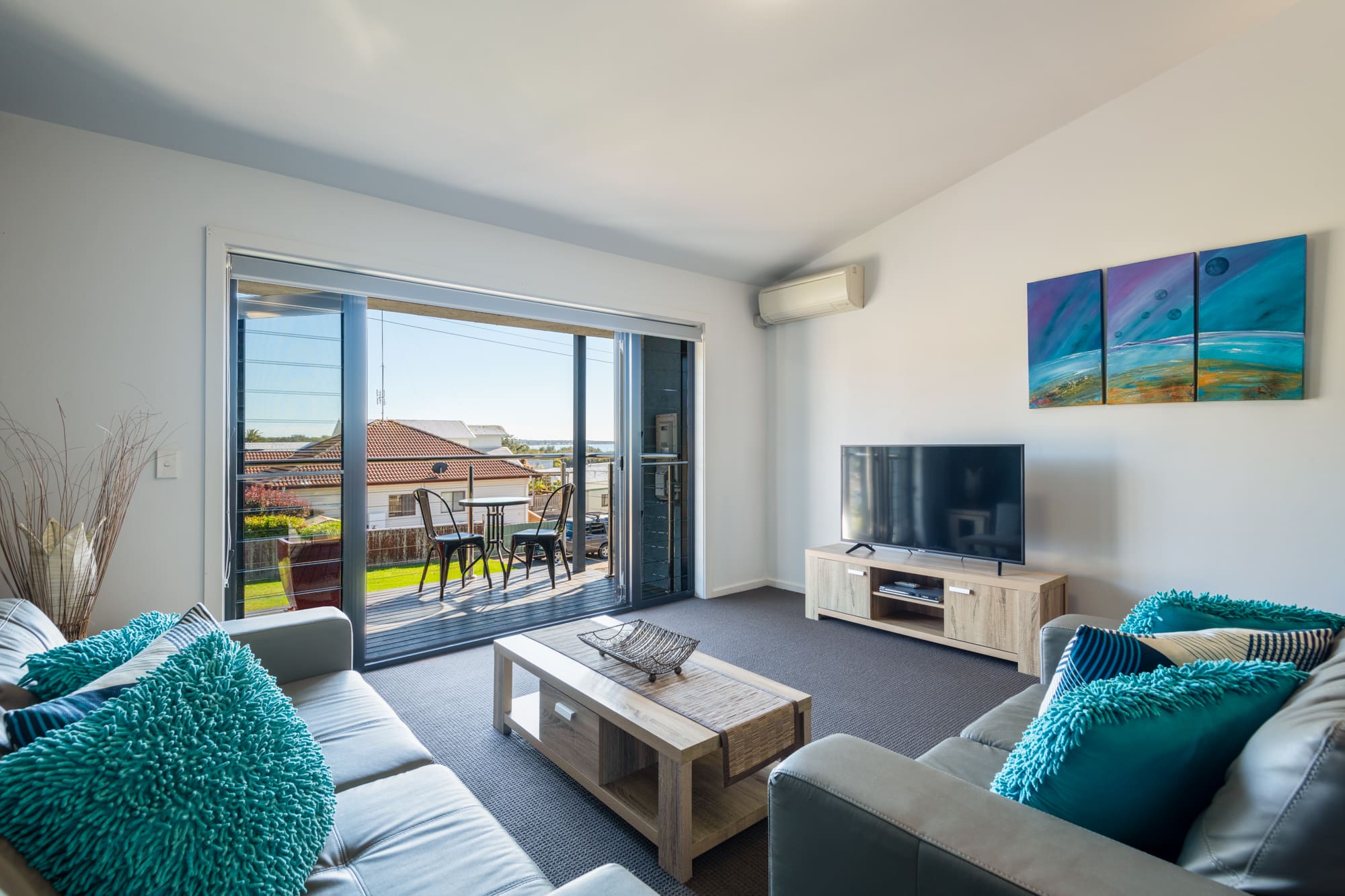 Nautilus Jervis Bay: TV in summercloud apartment Huskisson holiday accommodation 