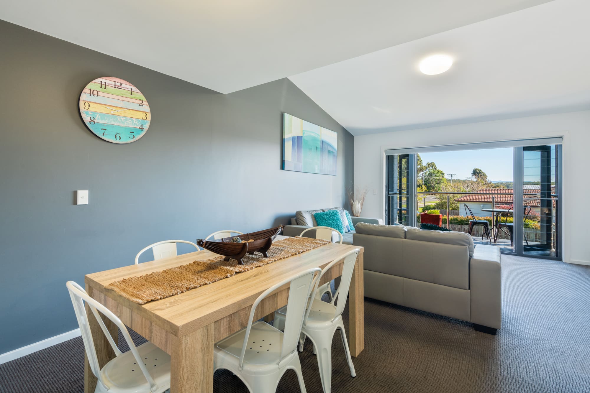 Nautilus Jervis Bay: Dining room table in summercloud apartment Huskisson holiday accommodation 