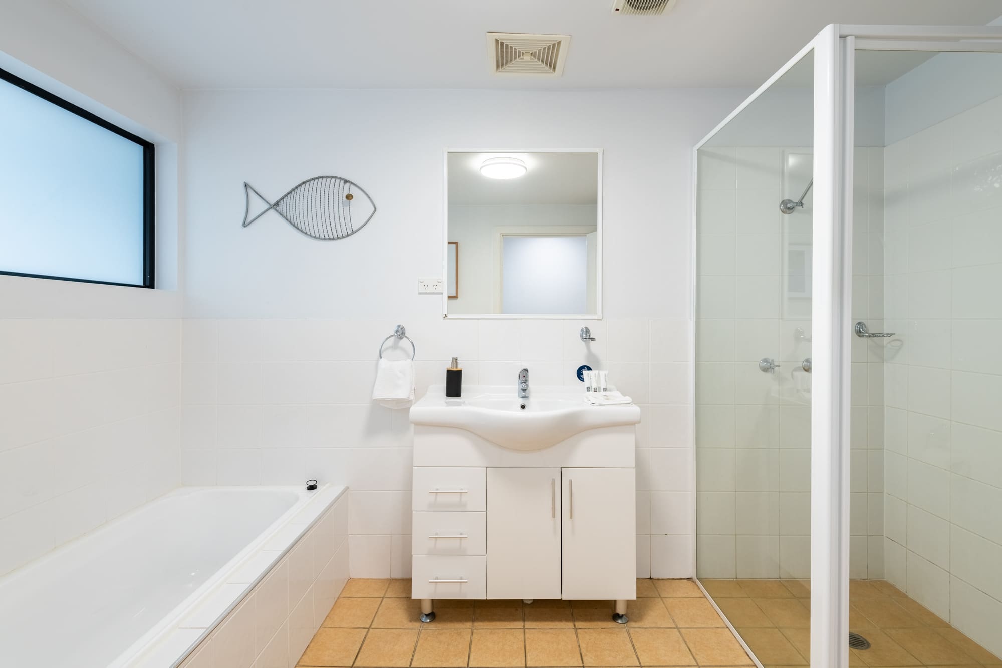 Nautilus Jervis Bay: Batheroom shower in Greenfields apartment Jervis Bay holiday rental 